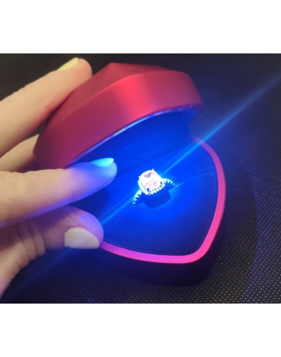 Anillo de compromiso a presupuesto con soporte en forma de corazón y luz led