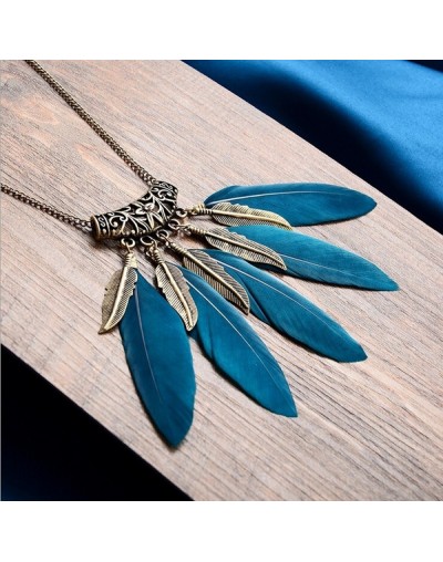 Collar vintage con plumas azules